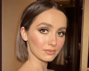 Maude Apatow wears a winged eyeliner look with defined lashes