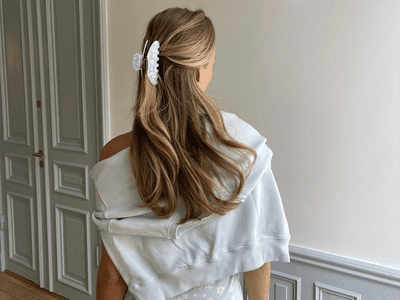 woman wearing blue floral claw clip