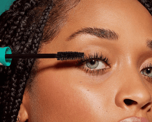 Model applying the Thrive Liquid Lash Volumizer Mascara